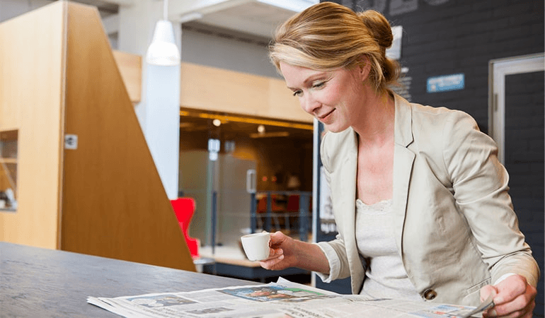 Mitarbeiter trinkt einen Kaffee aus JDE-Kaffeemaschine in der Mittagspause