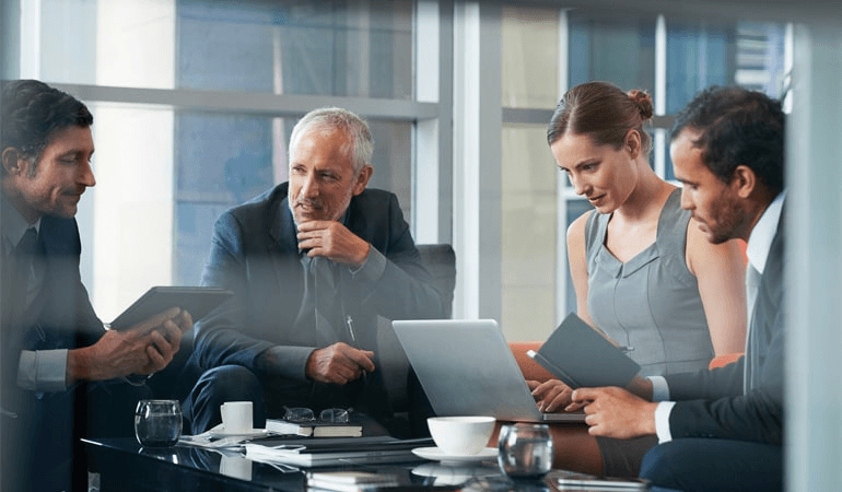 Mitarbeiter trinken während Besprechung Kaffee