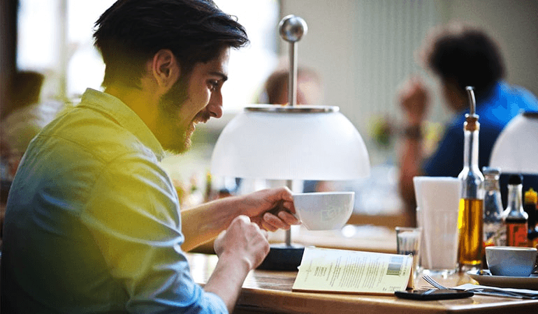 Personen trinken Kaffee in Betriebsrestaurant eines Krankenhauses