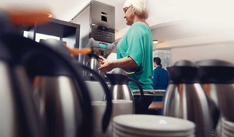 Jacobs-Kaffeemaschine im Speisesaal einer Pflegeeinrichtung